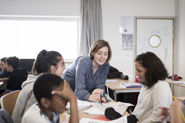 Photo d'une enseignante avec des élèves dans une salle de classe | Crédit : MENESR/Xavier Schwebel Photo d'une enseignante avec des élèves dans une salle de classe | Crédit : MENESR/Xavier Schwebel